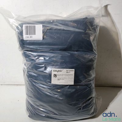 un sac en tissu bleu posé sur un comptoir