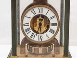 une horloge posée sur une table