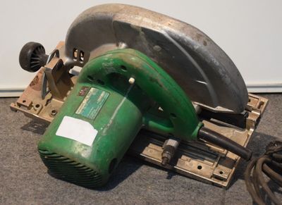 une machine verte posée sur le sol