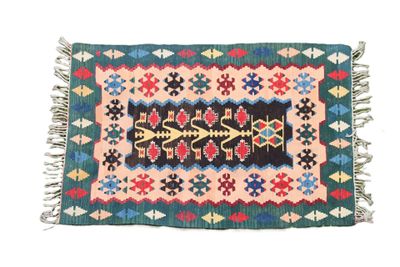un tapis coloré à franges sur fond blanc
