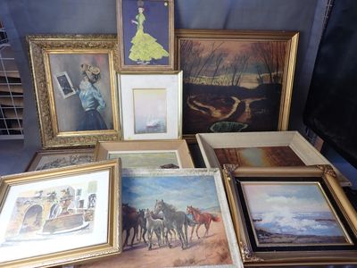 de nombreuses photos et tableaux encadrés posés sur la table