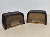 deux radios à l'ancienne posées sur une table