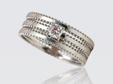 Gros plan sur une bague ornée d'un diamant