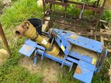 une machine bleue qui est posée dans l'herbe