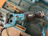 une perceuse filaire qui se trouve dans une boîte à outils