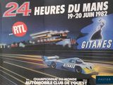 une affiche représentant une voiture de course et un train sur la voie ferrée