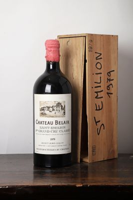 une bouteille de vin posée sur une table à côté d'une caisse en bois