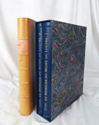 deux livres posés l'un à côté de l'autre sur une surface blanche