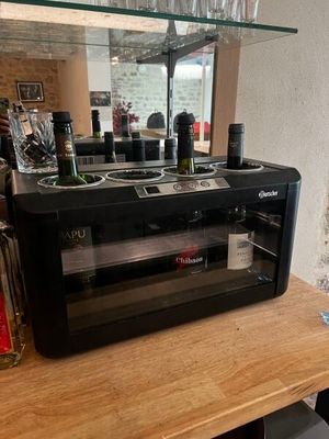 un four grille-pain posé sur un plan de travail en bois