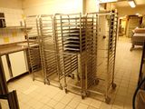 une photo d'une cuisine où l'on voit de nombreux plateaux de nourriture