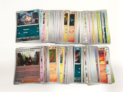 un lot de cartes posées sur une table
