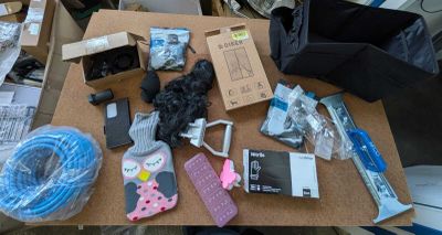 une table sur laquelle sont posés de nombreux appareils électroniques