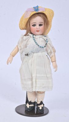 Petite poupée mignonnette ancienne en biscuit des années 1900 avec membres articulés - France