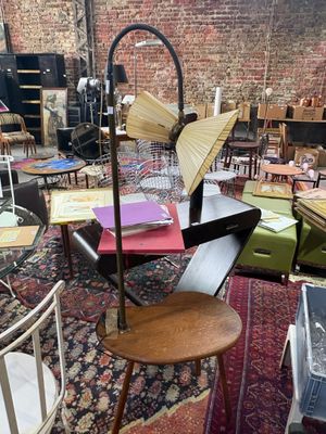 de nombreuses chaises et tables dans une pièce avec un mur de briques en arrière-plan