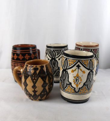 quatre tasses à café posées les unes à côté des autres sur une table