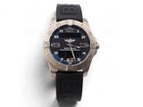 une montre posée sur une surface blanche