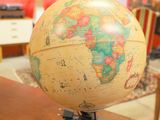un petit globe posée sur une table dans une pièce