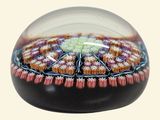 une boule de verre contenant une fleur