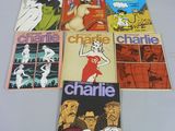 six livres posés sur une table recouverte d'une nappe blanche et d'une nappe blanche