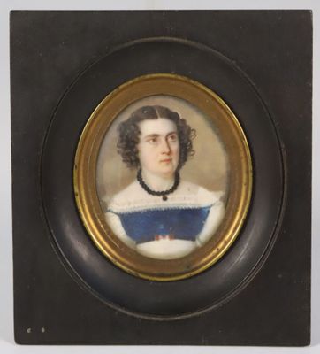 portrait d'une femme vêtue d'une robe bleue et blanche, tenant un livre