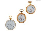 Trois types différents de montres de poche sont représentés sur un fond blanc