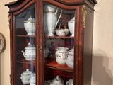 une vitrine remplie de vaisselle en porcelaine