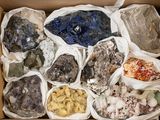une boîte remplie de différentes sortes de roches et de minéraux