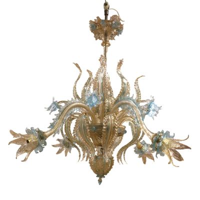 une image représentant un lustre orné de fleurs et de feuilles