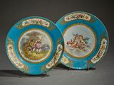paire d'assiettes bleues et dorées ornées d'anges et de chérubins peints