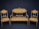 trois chaises et un canapé dans une pièce au fond bleu foncé