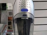 un aspirateur posé sur une étagère dans un magasin