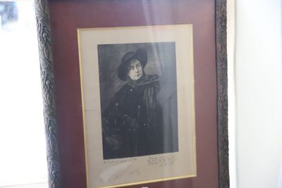 une photo encadrée représentant un homme portant un chapeau et un manteau