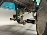 un gros plan sur la roue et l'essieu d'une voiture