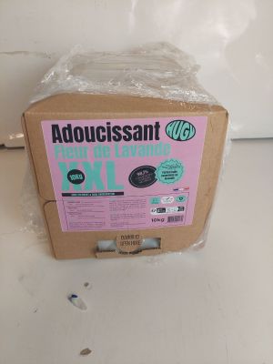 une boîte d'Adoussant posée sur un plan de travail
