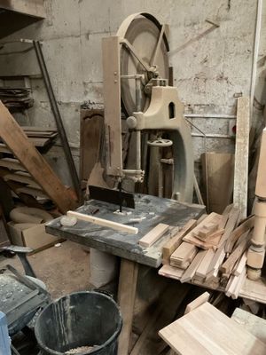 une photo d'un atelier où l'on voit beaucoup de bois