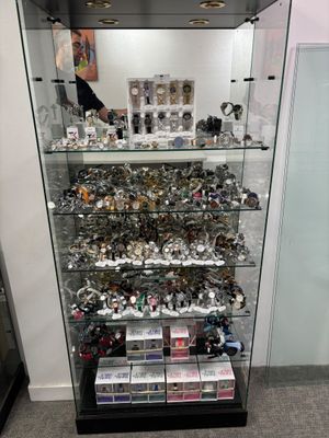 une vitrine en verre contenant de nombreux objets