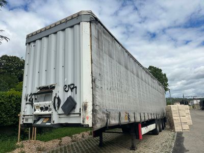 un camion qui a été vandalisé et recouvert de graffitis