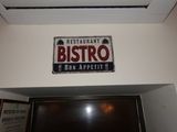 une enseigne indiquant « bistro » sur le mur au-dessus de la porte