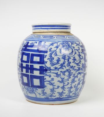un pot bleu et blanc orné d'un motif
