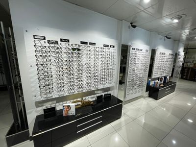 de nombreux verres exposés dans un magasin qui en propose beaucoup