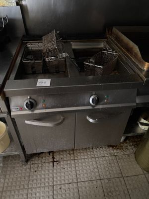 une photo d'une cuisine professionnelle équipée d'une friteuse double