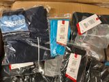 beaucoup de vêtements qui se trouvent dans une boîte