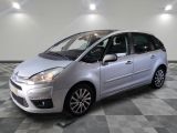 la photo d'une petite voiture argentée garée dans un garage