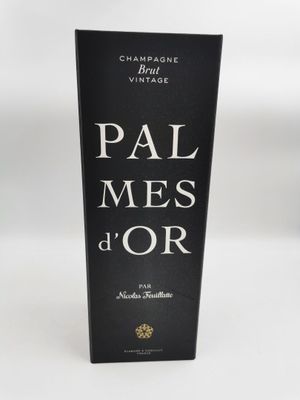 une bouteille de vin posée sur une table à côté d'un verre