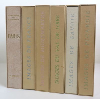 quatre livres sont empilés sur une surface blanche
