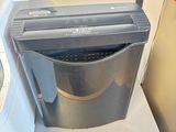 une machine posée sur un comptoir