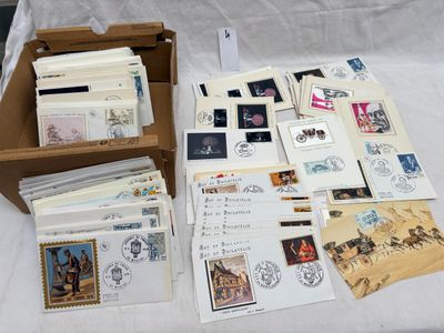 une boîte de timbres et d'enveloppes posée sur une table