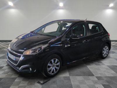 la voiture noire est garée dans le garage sur le sol en damier