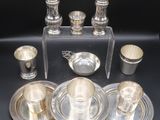 un assortiment d'objets plaqués argent sur un fond noir