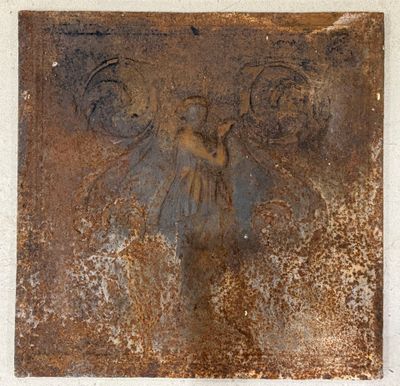 une image représentant une plaque métallique rouillée sur laquelle figure un oiseau